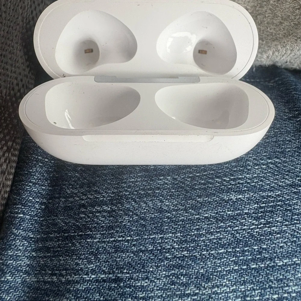 Apple White AirpodPro 2nd gen with Charging Case